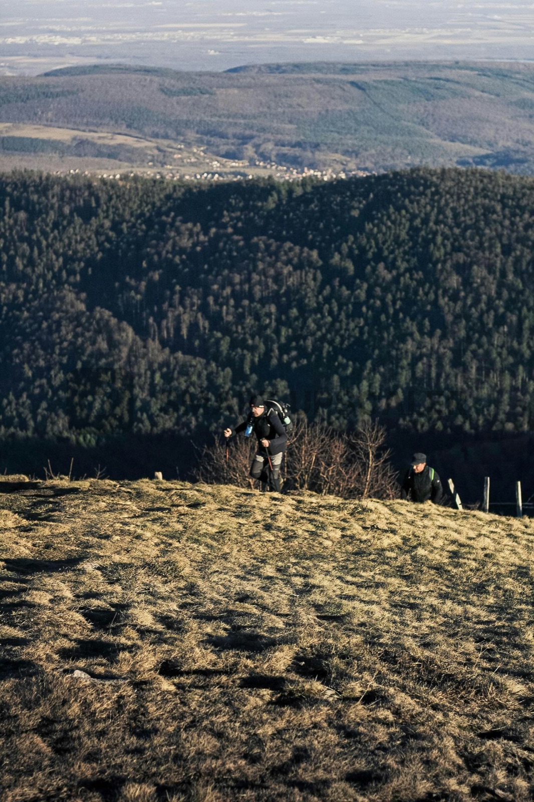 旅行者深入高山自然环境徒步探索